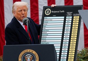 TRamp je na događaju u Beloj kući prikazao tablu sa novim carinama mnogim zemljama sveta | Foto: REUTERS/Carlos Barria