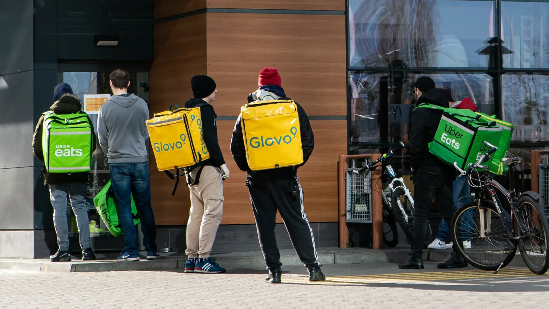 Lewica chce, by Uber Eats, Glovo i inni dostawcy pobierali niższe prowizje. "To wyzysk"