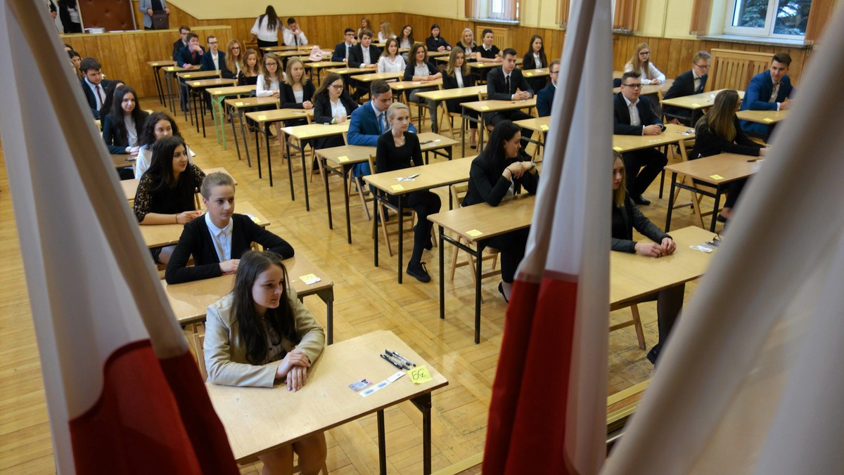 Dziś maturzyści zmierzyli się z egzaminem z wiedzy o społeczeństwie zarówno w nowej, jak i starej formule. Poniżej opublikowaliśmy już arkusze CKE, które można pobrać. Na bieżąco aktualizujemy także odpowiedzi przygotowane przez naszego eksperta. Sprawdźcie!