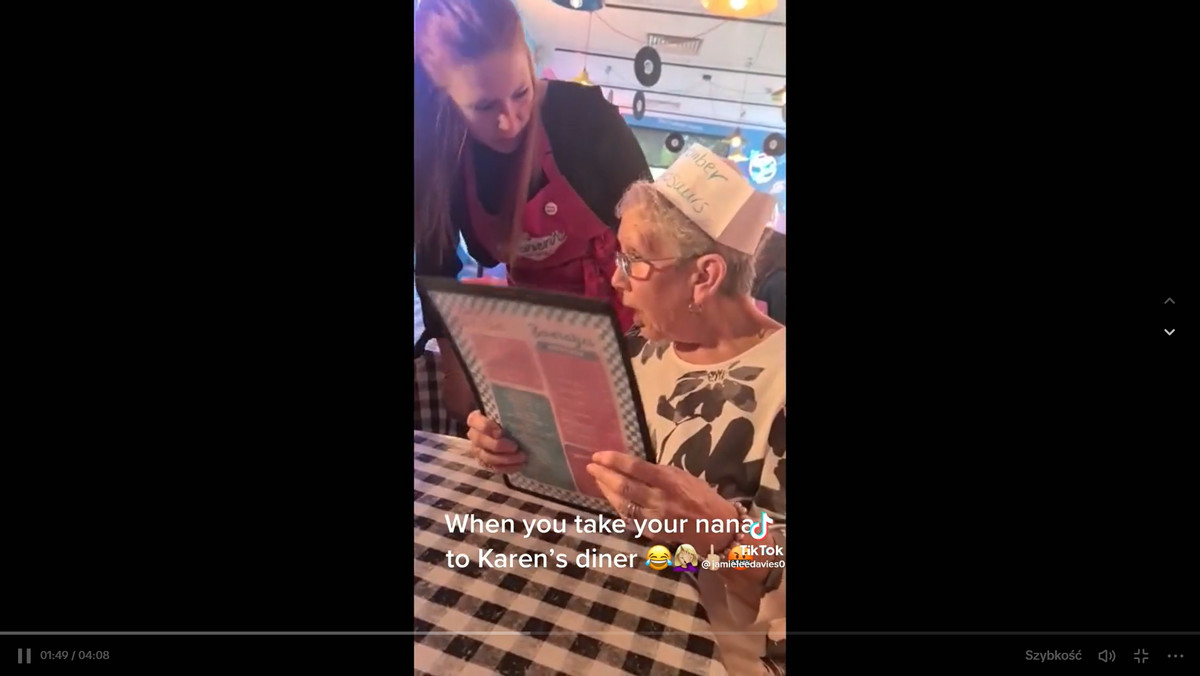 Wnuczki zabrały zszokowaną babcię do restauracji z niegrzecznymi kelnerami