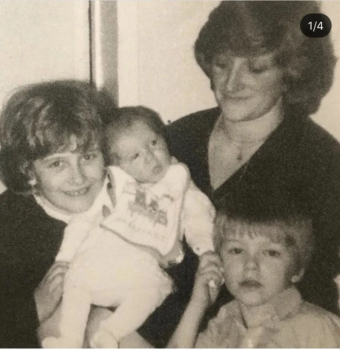 Dejvid Bekam sa majkom i sestrama