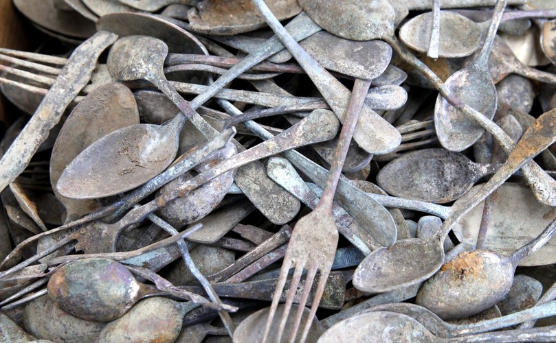 PRZEDMIOTY OFIAR OBOZU KONCENTRACYJNEGO AUSCHWITZ-BIRKENAU ODNALEZIONE