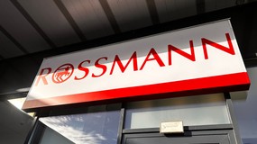Rossmann pilnie wycofuje dwa produkty, poważnie zagrażają zdrowiu klientów. Kartki ostrzegawcze na drzwiach od drogerii