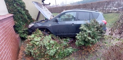 Groza w Bydgoszczy. Kierowca zjechał z drogi i uderzył w blok