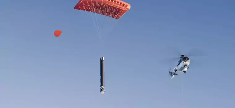 Rocket Lab "złapie" śmigłowcem ładunek przylatujący z kosmosu. Karkołomna operacja pokazana na wideo