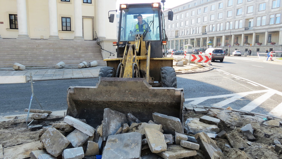 Ponad 100 nowych słupów oświetleniowych pojawi się wkrótce w centrum Warszawy. Zostaną zamontowane m.in. na ul. Książęcej, placu Trzech Krzyży oraz na Nowym Świecie. W ramach prac wymieniona zostanie również nawierzchnia chodników, wyregulowane krawężniki i uzupełniona kostka brukowa.