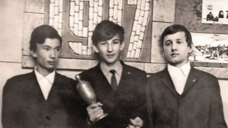 Kasym-Żomart Tokajew (z lewej) jako uczeń szkoły średniej