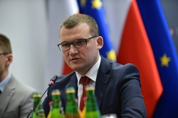 Czy RCB powinno wysyłać alerty o wyborach? Szefernaker tłumaczy się z kontrowersyjnych SMS-ów