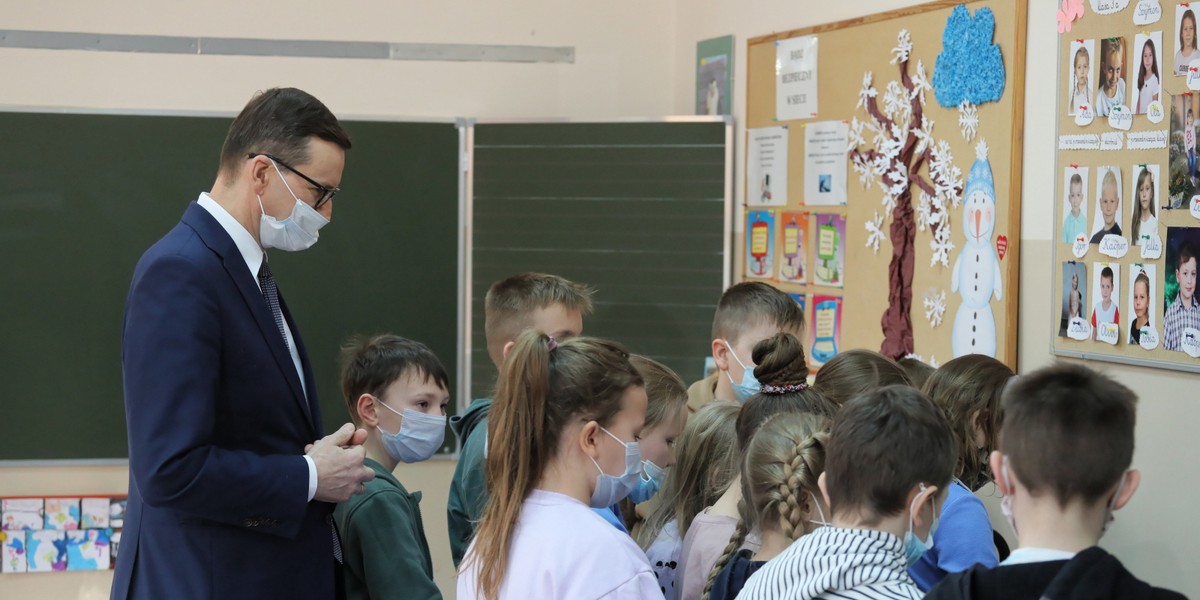 Premier Mateusz Morawiecki podczas wizyty w szkole w Zatorach