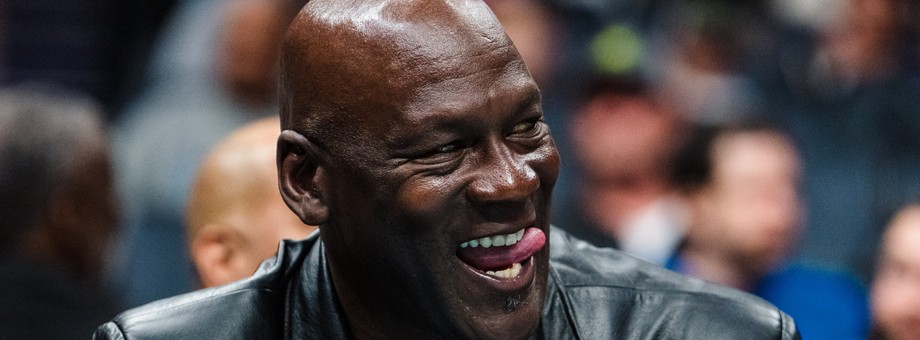 Michael Jordan po kilkunastu latach sprzedał większościowy pakiet udziałów w drużynie Charlotte Hornets. Według doniesień medialnych zarobił na transakcji ok. 2,8 mld dol.