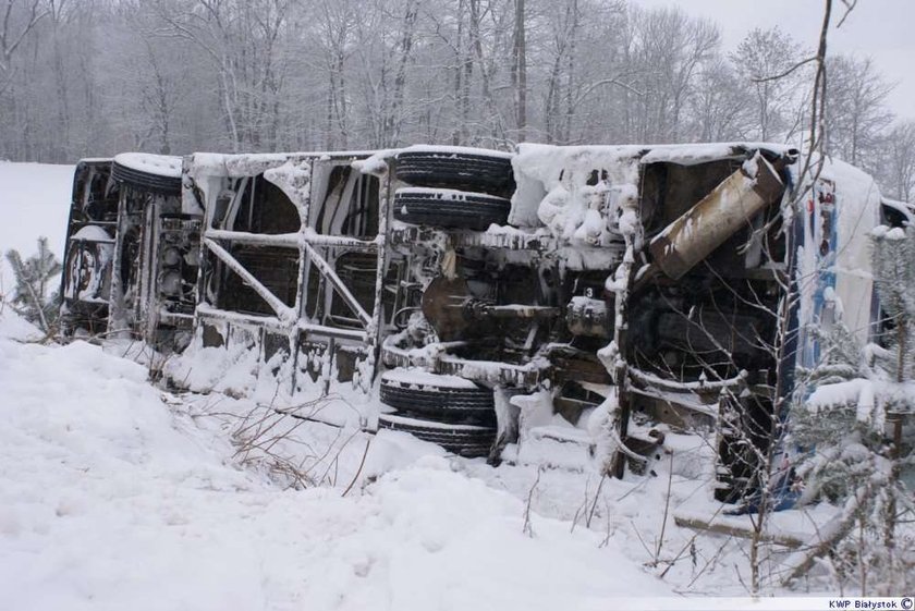 Autobus wywrócił się w śnieg