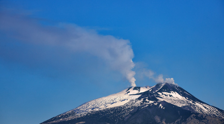 Vasárnap este nagy mennyiségű füsttel lepte el a környéket az Etna /Illusztráció: Northfoto