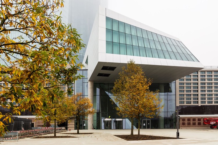 Główne prace budowlane rozpoczęły się wiosną 2010 r. Najpierw wykonane zostały roboty konstrukcyjne, a następnie montaż elewacji i prace wykończeniowe, w tym instalacje.