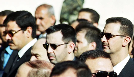 Bašar al Asad (D) i njegov brat Maher (C) na sahrani oca Hafeza u Damasku 13. juna 2000.