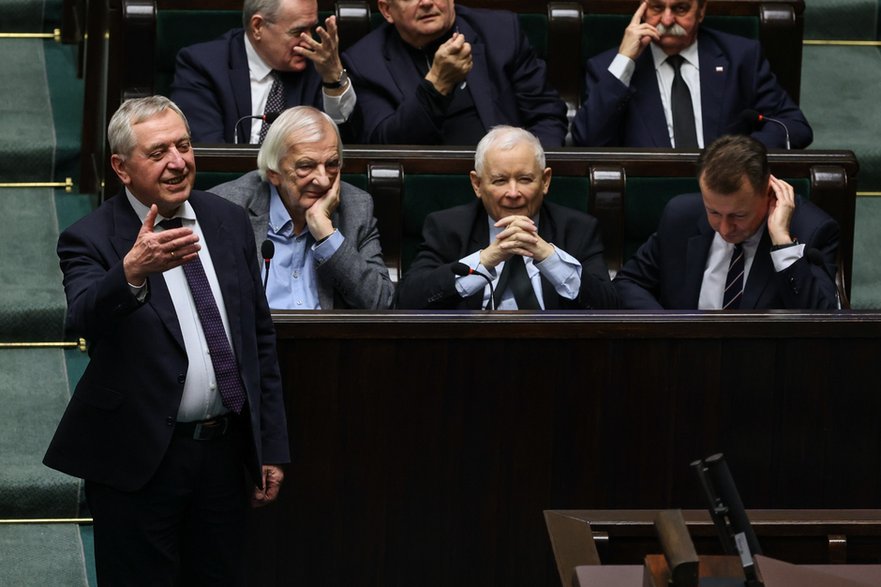 Styczeń 2026 r. Ryszard Terlecki na swoim tradycyjnym miejscu u boku Jarosława Kaczyńskiego w Sejmie. Dziś zajmuje je Przemysław Czarnek