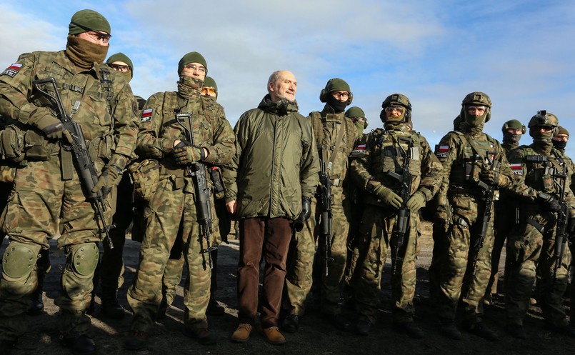 Antoni Macierewicz na poligonie, na ćwiczeniach organizacji paramilitarnych i proobronnych