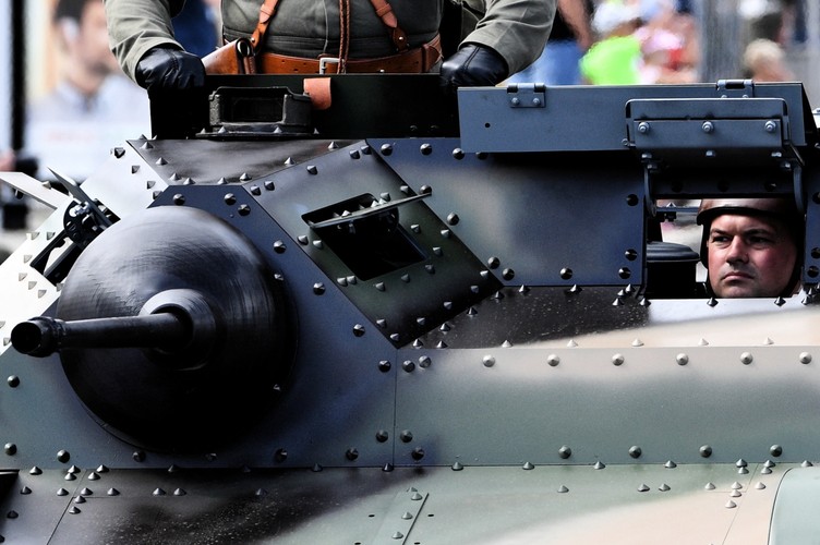 Wielka Defilada Niepodległości na Wislostradzie - przejazd pojazdów wojskowych Wislostradą.