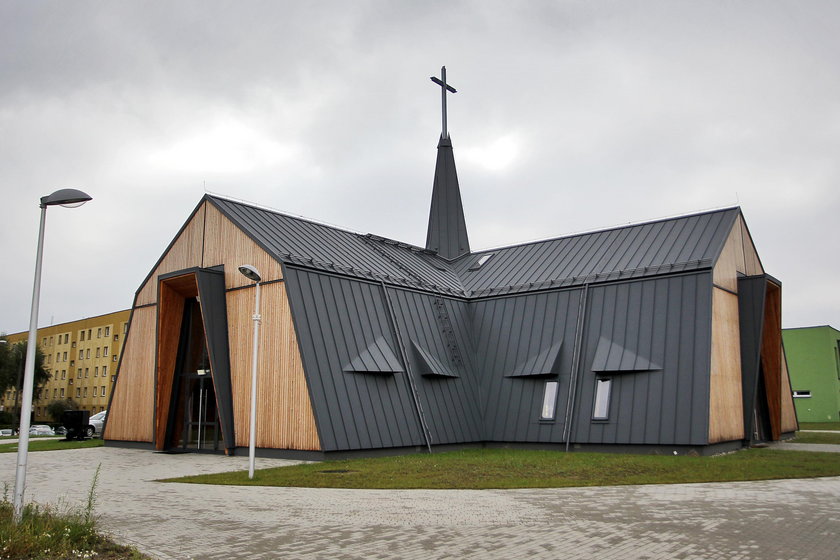 Nowy kościół oddalony jest o 2 km od starego