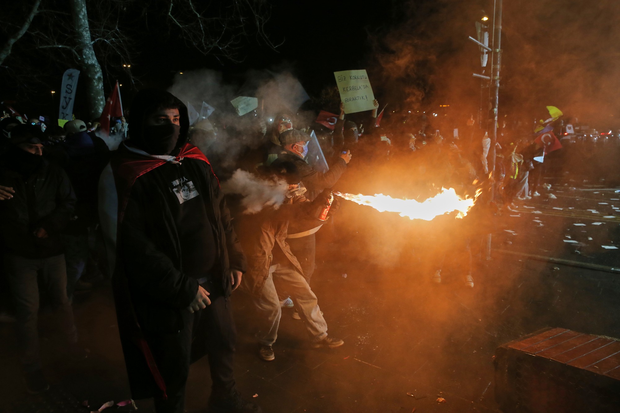 Tisíce Turkov vyšli do ulíc protestovať proti zadržaniu starostu Istanbulu.