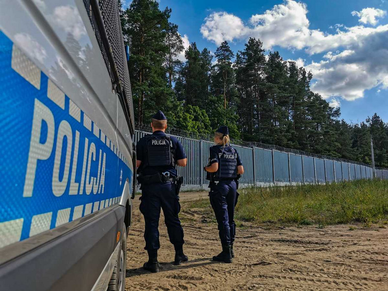 Policyjny patrol przy granicy z Białorusią
