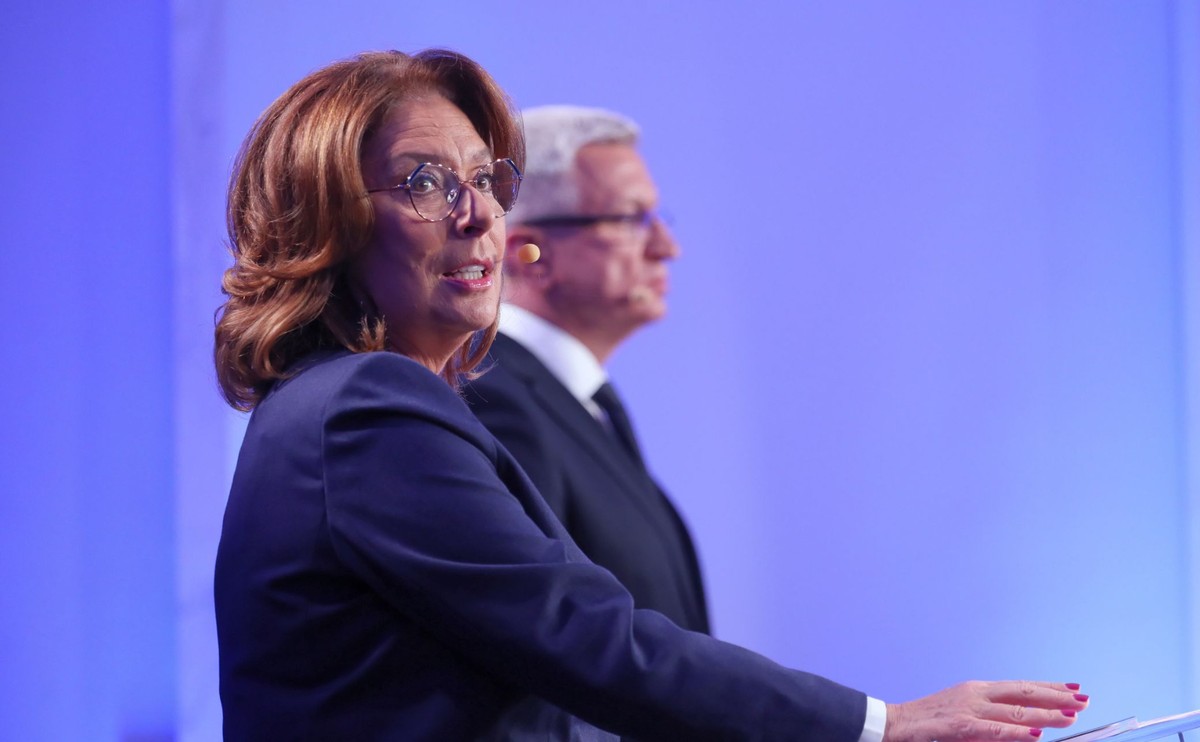 Nad czym się pan zastanawia? Co jest ważniejsze: propaganda czy zdrowie i życie Polaków? Po raz ostatni żądam, tak jak miliony obywateli: proszę dzisiaj zawetować tę ustawę - mówiła Małgorzata Kidawa-Błońska
