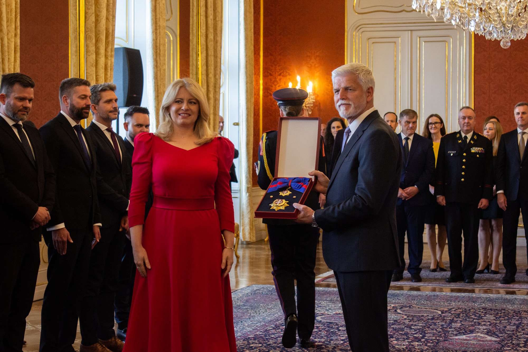 Čaputová a Pavel si navzájom udelili najvyššie štátne vyznamenania počas jej rozlúčkovej návštevy Česka.