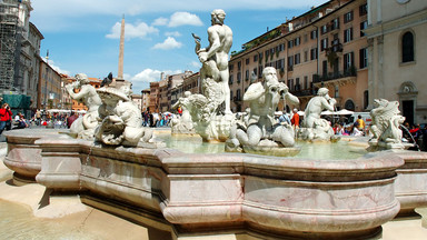 Turysta z USA surowo ukarany za wejście do znanej fontanny w Rzymie