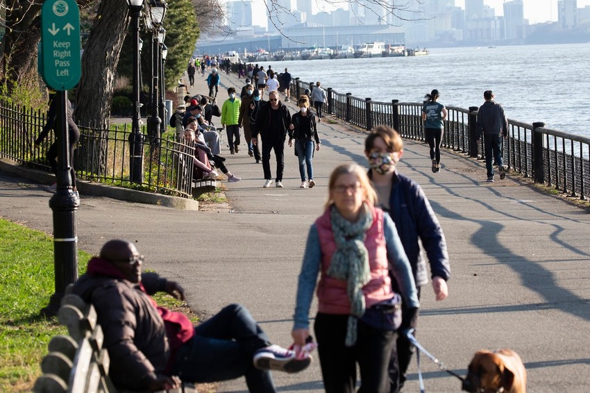 Ljudi u šetnji Riversajd parkom 7. aprila