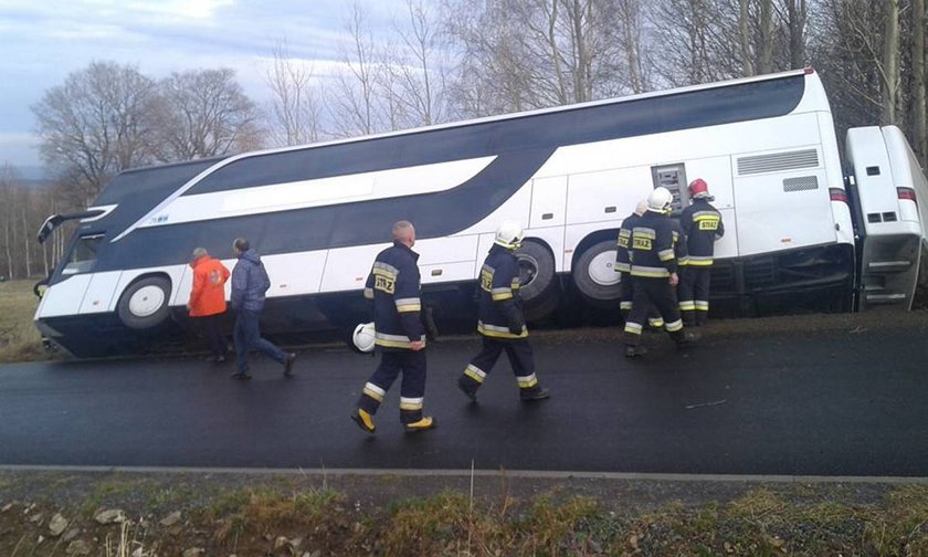 Autobus z dziećmi wpadł do rowu