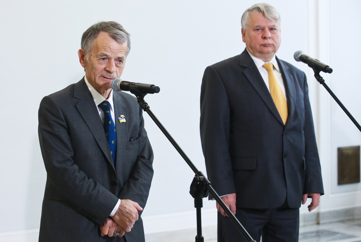 Marszałek Bogdan Borusewicz oraz lider Tatarów Krymskich Mustafa Dżemilew w czasie konferencji prasowej w Senacie
