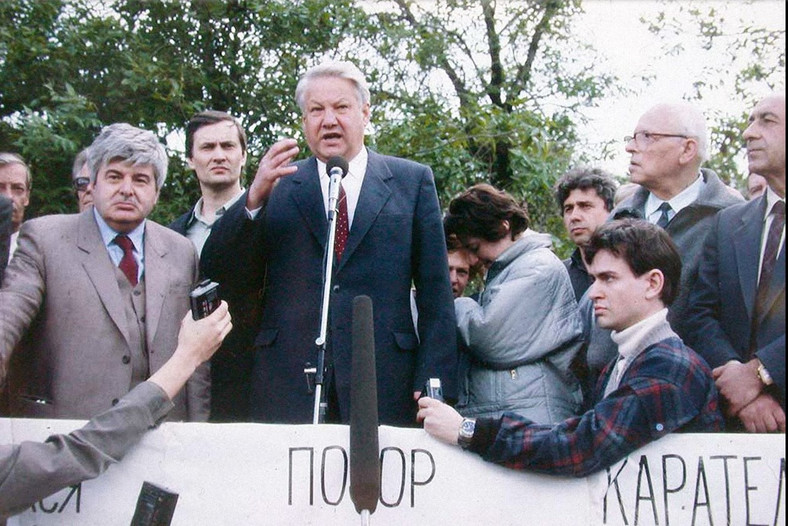 Wiec w Łużnikach, 21 maja 1989 r. Drugi z lewej - Gawriil Popow, za nim z prawej - Wiaczesław Igrunow. Po prawej - Telman Gdlyan, za nim w tle - Andriej Sacharow i Gleb Pawłowski. Przy mikrofonie – Borys Jelcyn