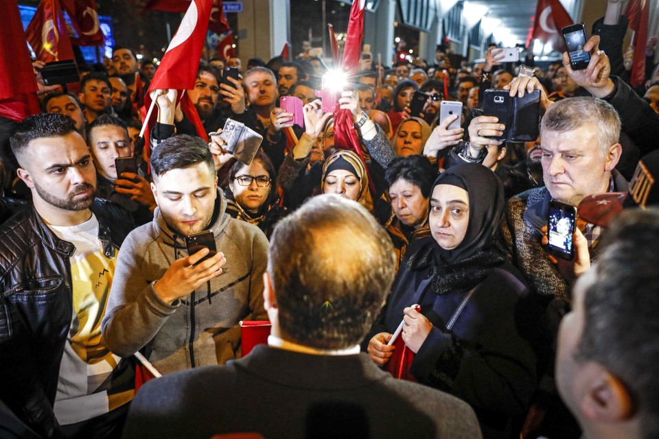 epaselect NETHERLANDS TURKEY DIPLOMACY (Dutch police bars Turkish Familiy Minister from entry to consulate in Rotterdam)