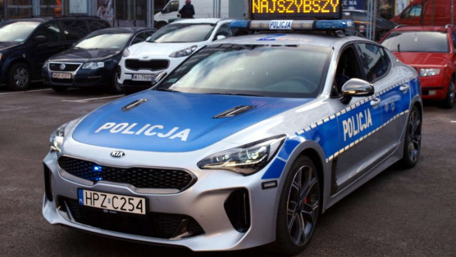 Warszawska policyjna grupa SPEED ma do dyspozycji m.in. samochód KIA Stinger Fot. KSP Warszawa