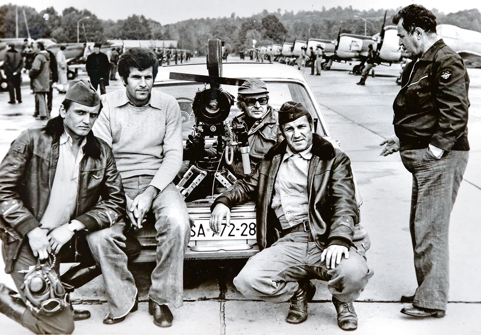 Sa snimanja “Ekadrile” (zdesna): Hajrudin Šiba Krvavac, Bata Živojinović, Drago Resner, Mensur Čolaković i Radoš Bajić