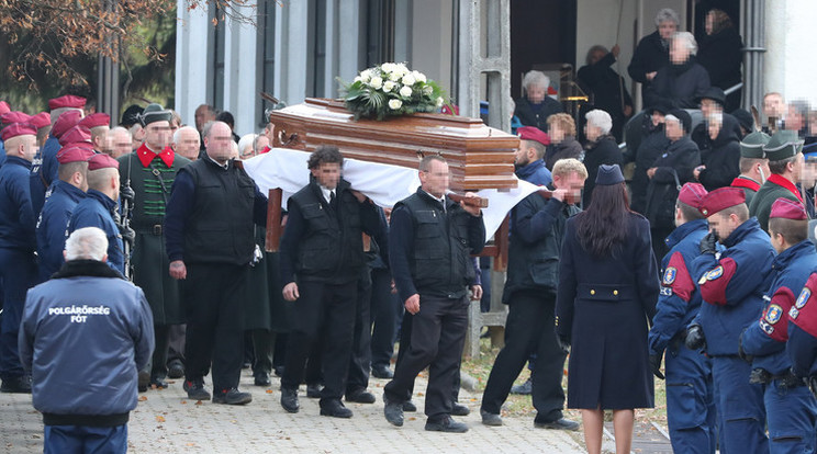 A nyomozót családja, barátai és kollegái kísérték utolsó útjára /Fotó: Pozsonyi Zita