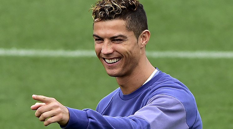 Ronaldo még magát is kinevetheti a bénázása után /Fotó: AFP