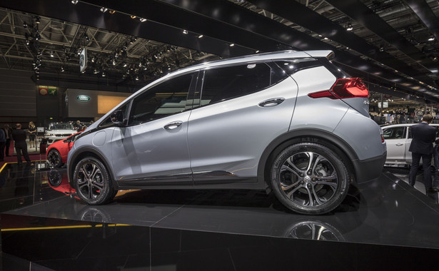 Nowy opel ampera-e z rekordowym zasięgiem w Polsce. Rząd obiecuje "duże ułatwienia, jeśli chodzi o podatki i ceny"