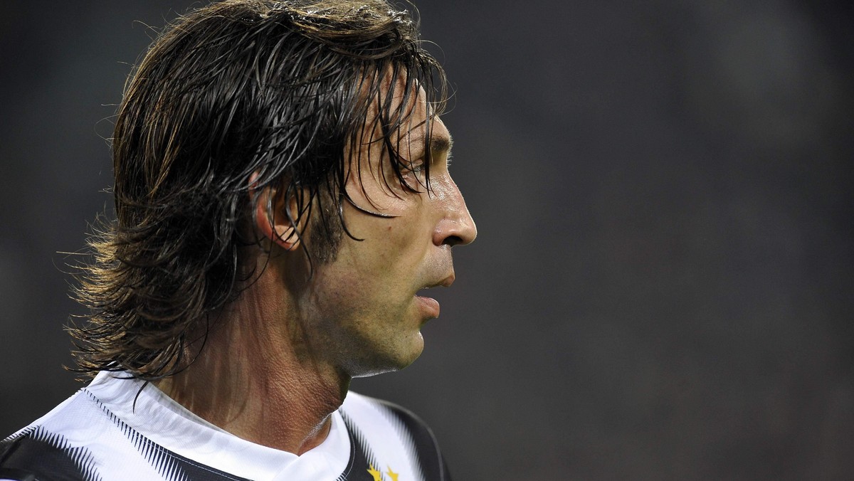 Znany z niezmiennej od lat fryzury długowłosy piłkarz Juventusu Turyn Andrea Pirlo zadeklarował, że jeśli jego drużyna zwycięży w Lidze Mistrzów, to jest gotowy zrobić sobie irokeza, z jakiego słynie jego reprezentacyjny kolega Mario Balotelli.