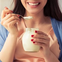 A hideg étel, mint a joghurt jó választás torokfájás esetén? Az orvos válaszol