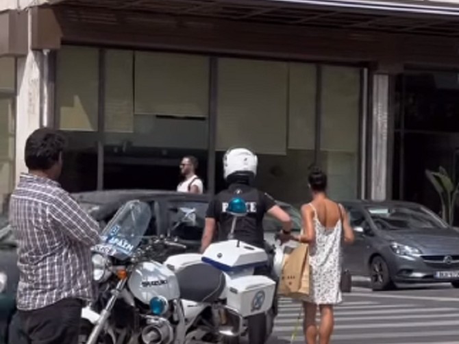 Policajac u Grčkoj pomogao slepoj ženi da pređe ulicu  foot: Instagram/simonsnopek/wonderful.greece