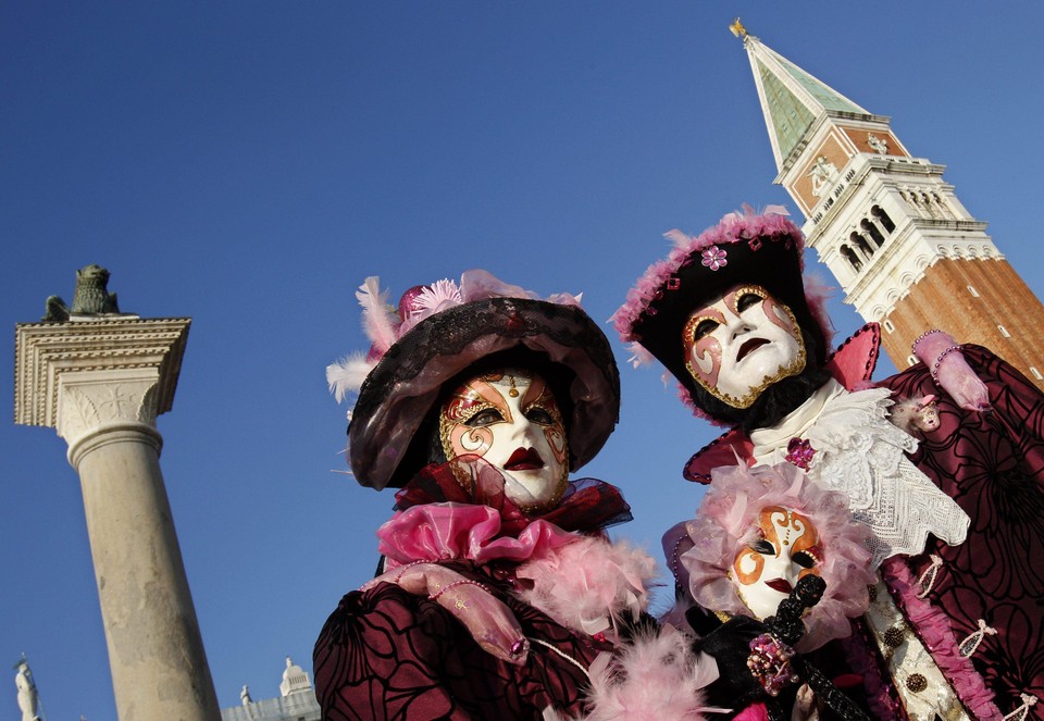 2010-02-07T123054Z_01_MXR02_RTRIDSP_3_ITALY-CARNIVAL.jpg