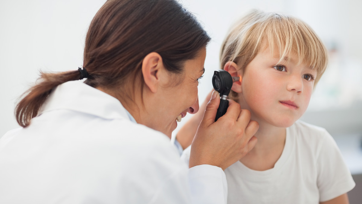 Nieprawidłowy wzrost tkanki skórnej w uchu środkowym za bębenkiem zwany jest perlakiem. Powtarzające się infekcje lub uszkodzenia bębenka są jednym z powodów wzrostu skóry w uchu środkowym. Perlak rozwija się często jako torbiel lub kieszeń, rozrastających się na warstwach skóry. Z czasem perlak może się powiększać i powodować uszkodzenia kości ucha środkowego oraz utratę słuchu.