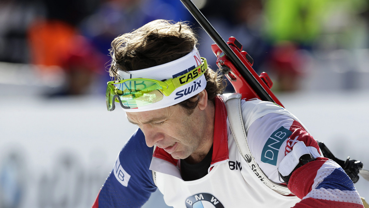 Najbardziej utytułowany biathlonista w historii tej dyscypliny Ole Einar Bjoerndalen podczas zawodów Pucharu Świata w tym sezonie mieszka w hotelu zamiast w swojej luksusowej 20-tonowej ciężarówce. Norweg wyjaśnił dziennikarzom, że samochód zabrała mu żona.