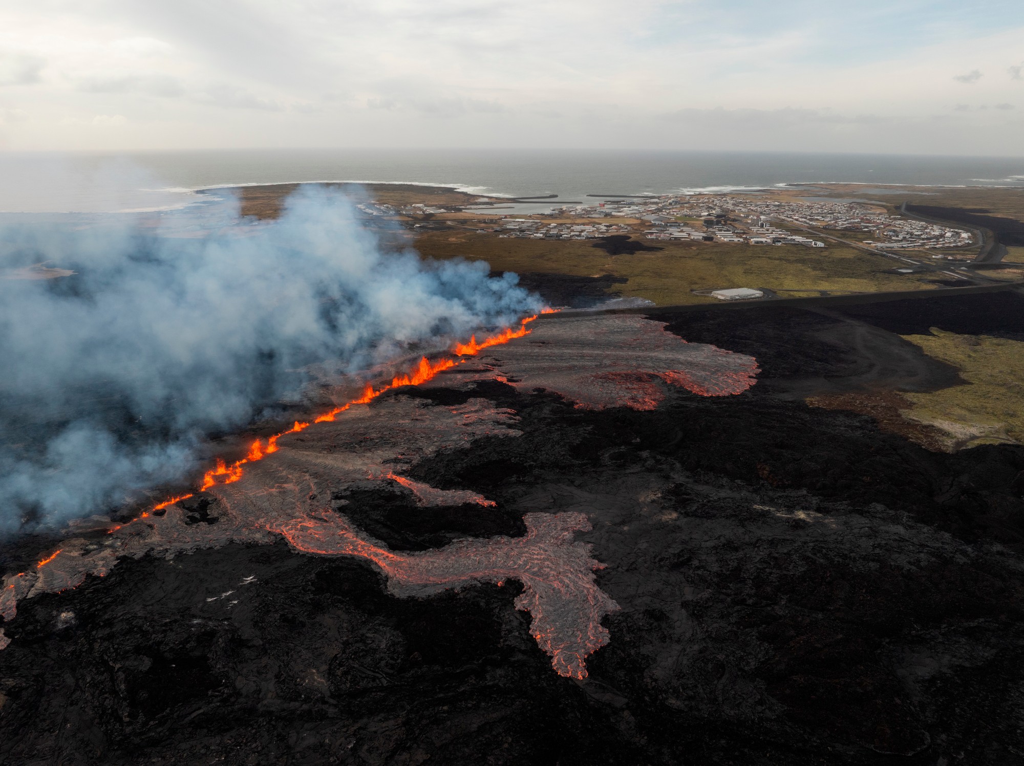 V blízkosti obce Grindavíku na Islande došlo 1. apríla 2025 k erupcii sopky. 