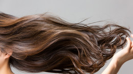 Galaretka na włosy - jak zrobić, jakie daje efekty i kiedy warto ją stosować?