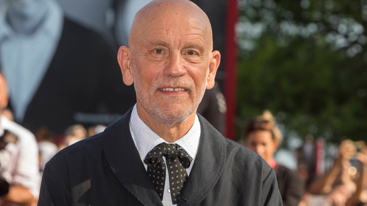 Egy ismerős arc! John Malkovich a Szépművészeti Múzeumban tűnt fel, nem akármilyen kísérőt kapott