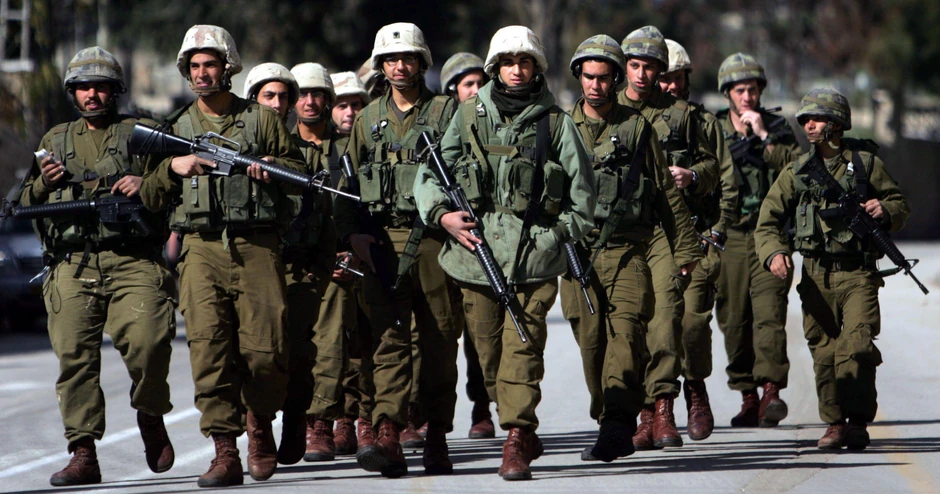 Izraelski vojnici patroliraju arapskom pijacom tokom potrage za doseljenicima u Hebronu na Zapadnoj obali | Foto: Uriel Sinai / Getty Images