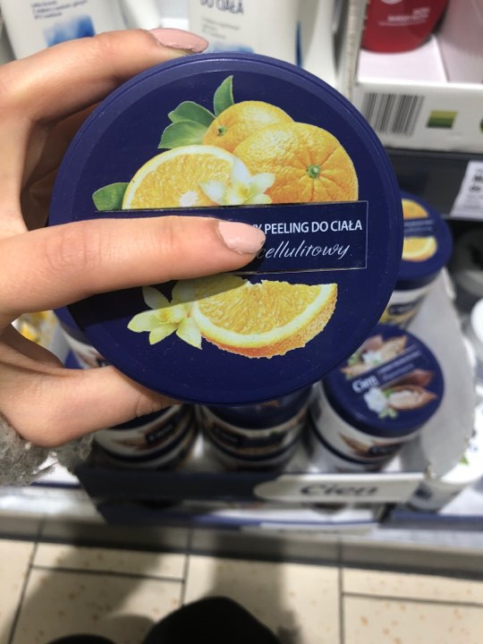 8. Pomarańczowy peeling antycellulitowy. Lidl, niecałe 10 złotych 