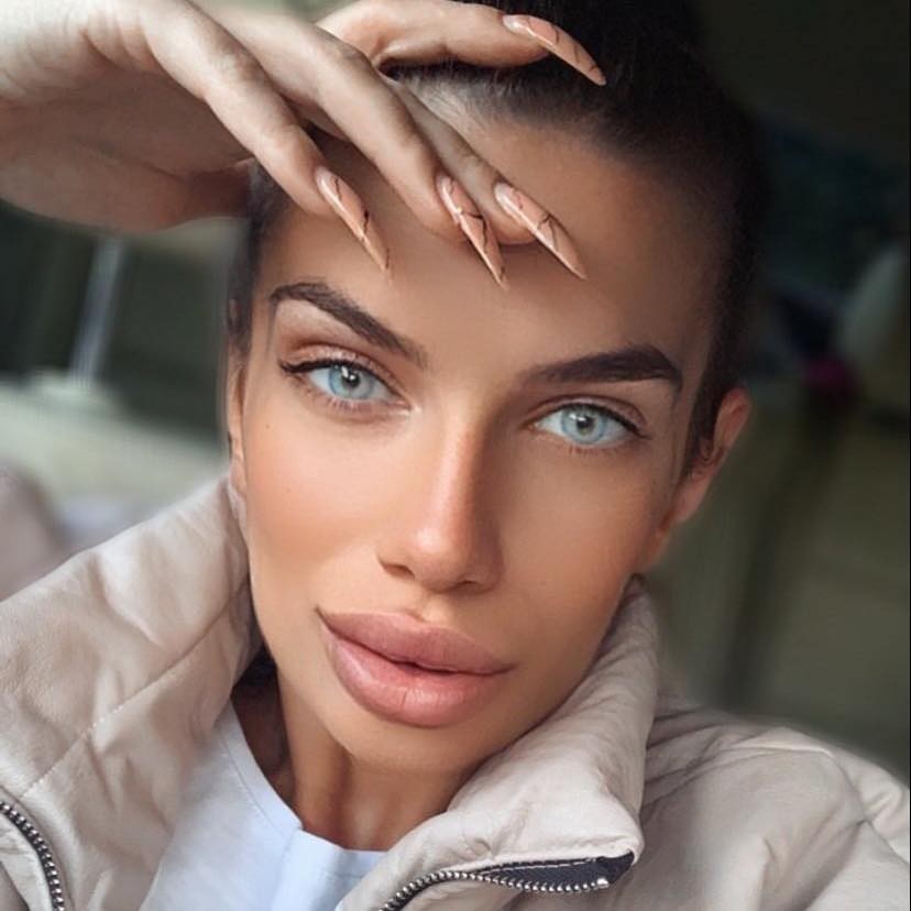Lucia Forró ako brunetka. 