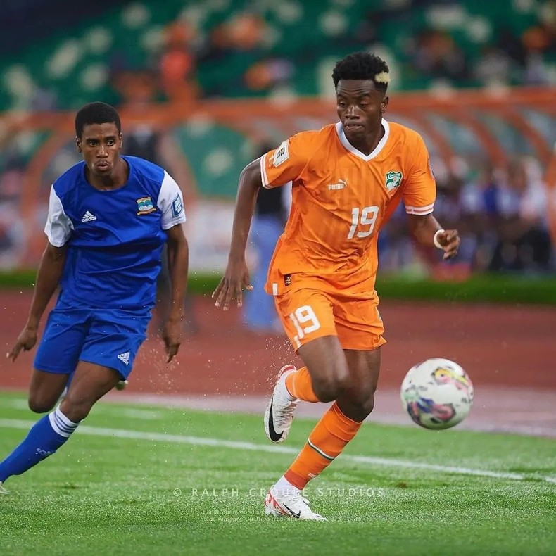 Simon Adingra in action for the Ivory Coast